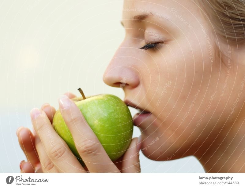 senses Apfelbaum grün Lebensmittel Vitamin Vitamin C lecker Ernährung Geschmackssinn frisch berühren Frau Porträt Lippen Hand Sinnesorgane Küssen Zärtlichkeiten