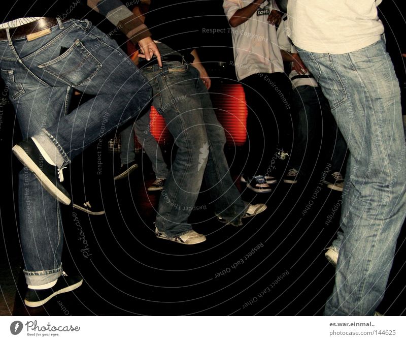 move. Freude Musik Club Disco Lounge Diskjockey ausgehen Feste & Feiern clubbing Tanzen Mensch maskulin Mann Erwachsene Freundschaft Beine Fuß 18-30 Jahre