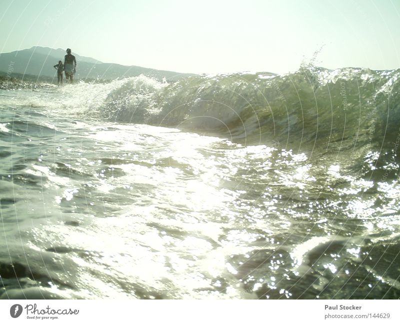 Welle Meer Wasser Wellen Sonne Licht Mensch Griechenland Kos Strand See Fluss Wassertropfen Tropfen Mädchen Frau Mutter Kind Fröhlichkeit Sommer Küste