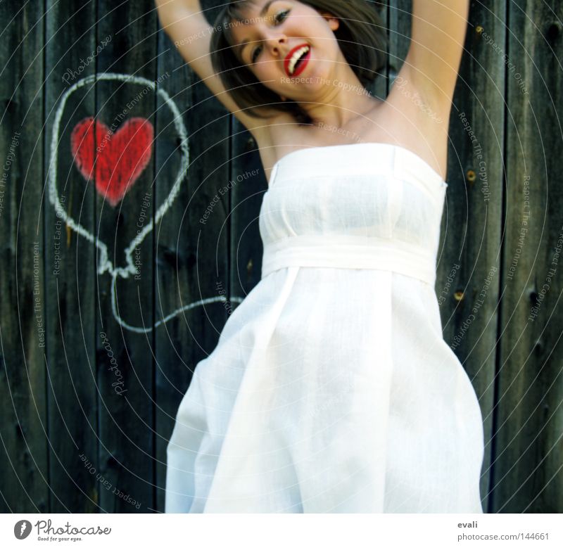 Loved Freude Sommer Hochzeit Frau Erwachsene Bekleidung Kleid Luftballon Herz lachen Liebe zeichnen springen rot weiß gezeichnet hüpfen white woman rote Lippen