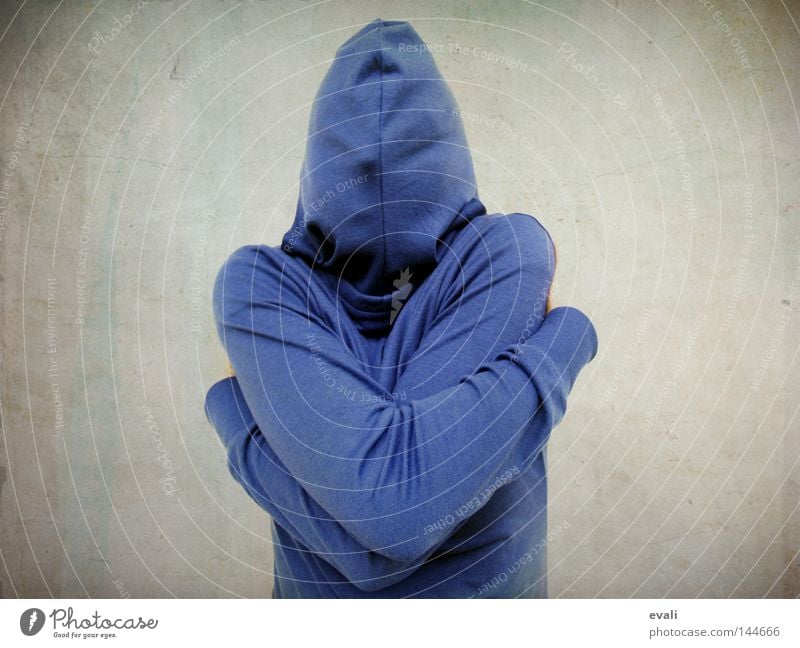 Shy Porträt Schüchternheit Kapuze Umarmen verstecken hide shy blau blue Angst scared