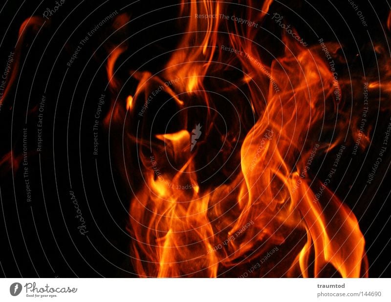 Tanz der Teufel II Physik heiß Grill rot gelb schwarz Glut brennen Brand Nacht dunkel Hoffnung Feuerstelle Freude Flamme Wärme orange Beleuchtung hot heat