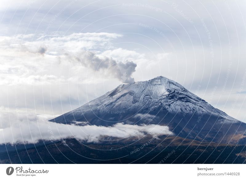 smoky mountain Umwelt Natur Landschaft Luft Wolken Sommer Gipfel Schneebedeckte Gipfel Vulkan Popocatépetl Rauchen kalt blau weiß Kraft Rauchsäule Aktion Mexiko