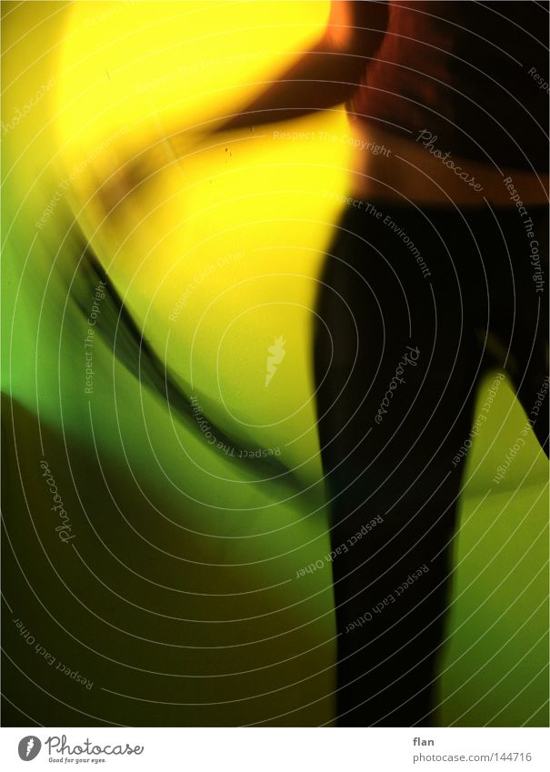 let's dance Schwung schwungvoll Körper Frau Hüfte schwingen Hose Strumpfhose eng Tuch Licht gelb grün Tanzen Bewegung Farbe