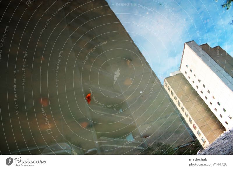 HALFLIFE Gebäude Hochhaus Reflexion & Spiegelung Ghetto Pfütze Wolken Stadt Balkon Fenster Fassade Mischung Architektur gefährlich Häusliches Leben reflektion