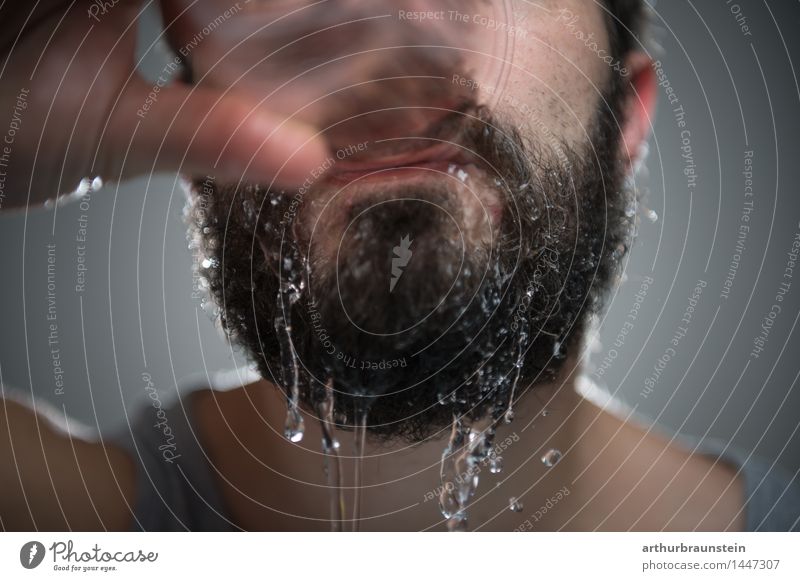 Durst stillen Getränk trinken Trinkwasser Haare & Frisuren Gesicht Mensch maskulin Junger Mann Jugendliche Erwachsene 1 30-45 Jahre brünett Bart Vollbart