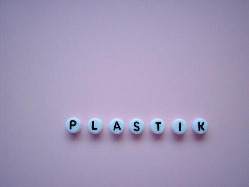 PLASTIK Buchstaben Wort weiß schwarz rosa rund Material Kunststoff obskur Schriftzeichen Perle