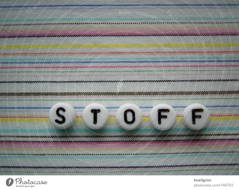 STOFF Buchstaben Wort weiß rund gestreift Streifen mehrfarbig rosa gelb blau braun Material Stoff obskur Schriftzeichen Perle Letter