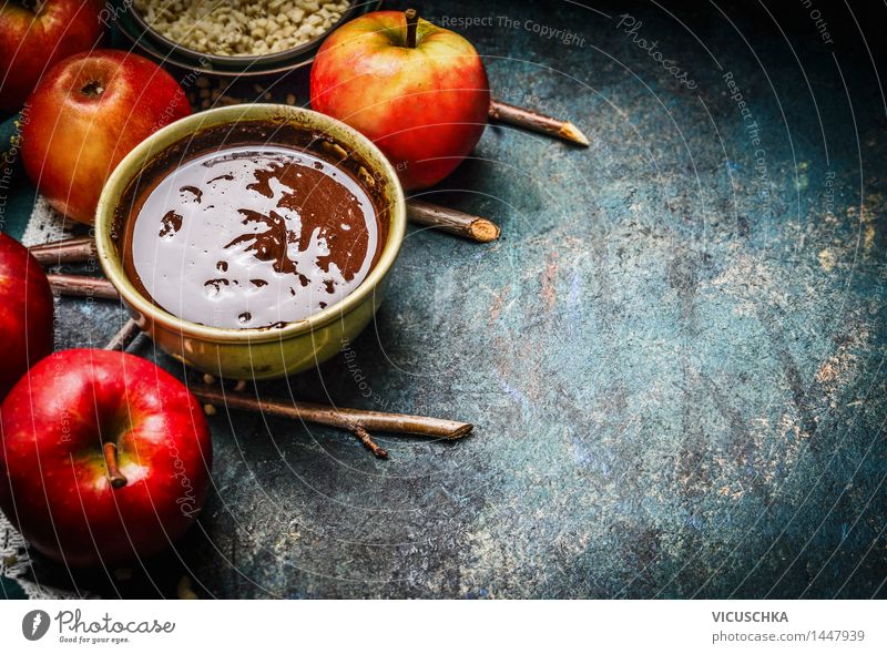 Heiße Schokolade und rote Äpfel mit Zweigen Lebensmittel Frucht Dessert Süßwaren Ernährung Festessen Bioprodukte Kakao Schalen & Schüsseln Stil Design Freude