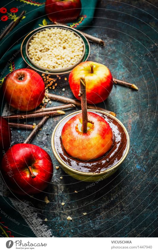 Äpfeln auf Sticks mit schmelzendem Schokolade Lebensmittel Frucht Dessert Süßwaren Ernährung Festessen Bioprodukte Vegetarische Ernährung Schalen & Schüsseln