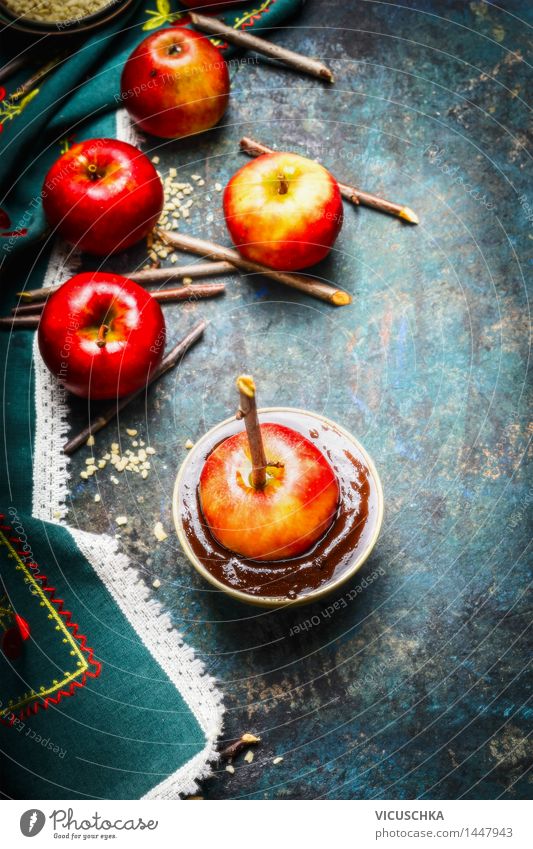 Rote Äpfel und Schokoladenüberzug Lebensmittel Apfel Dessert Süßwaren Ernährung Festessen Schalen & Schüsseln Stil Design Freude Sommer Tisch Küche