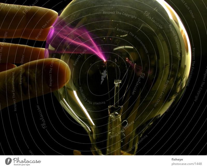 Hochspannung Elektrizität Glühbirne Hand Finger Korona entladen dunkel Elektrisches Gerät Technik & Technologie