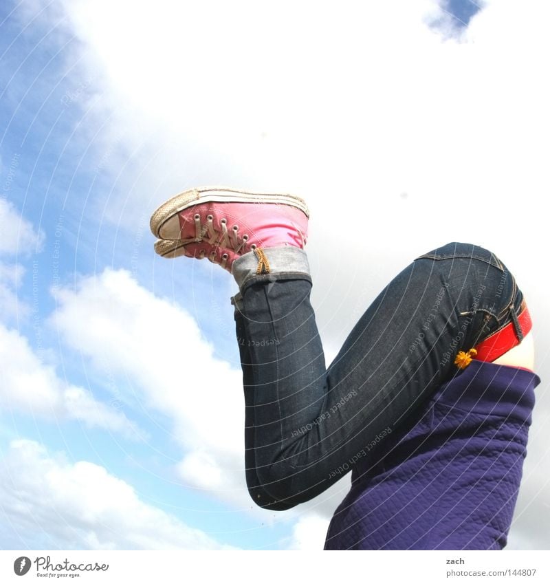 Kopfstand Beine kopflos gebeugt Fuß Hinterteil Gesäß Freude Spielen Frau sportlich gestreckt Himmel