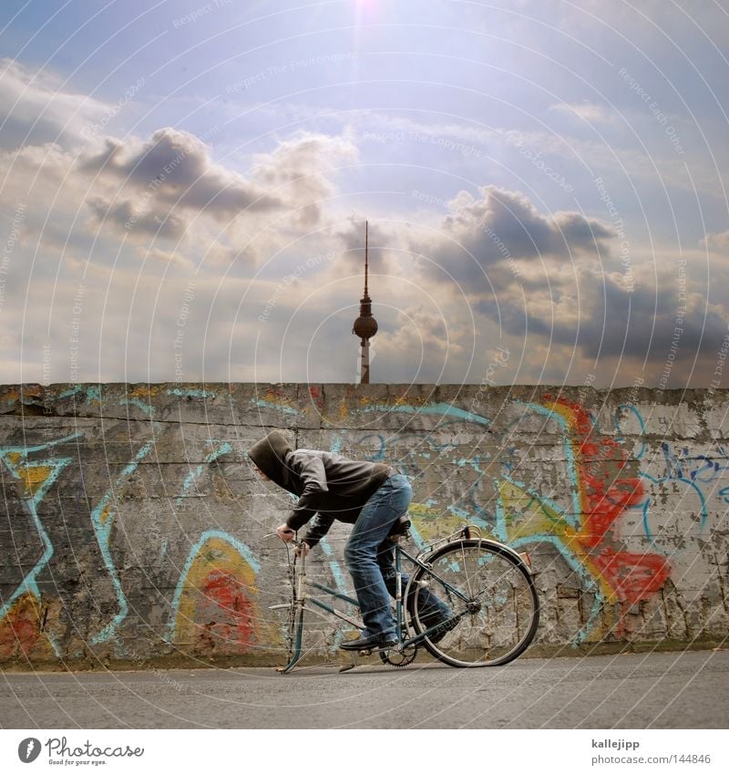 ein rad abhaben Berlin Hauptstadt Fahrrad Mauer Fahrradweg Schrott kaputt Schaden Nachteil Radrennfahrer Totalschaden Dummkopf Obdachlose Verkehrsteilnehmer