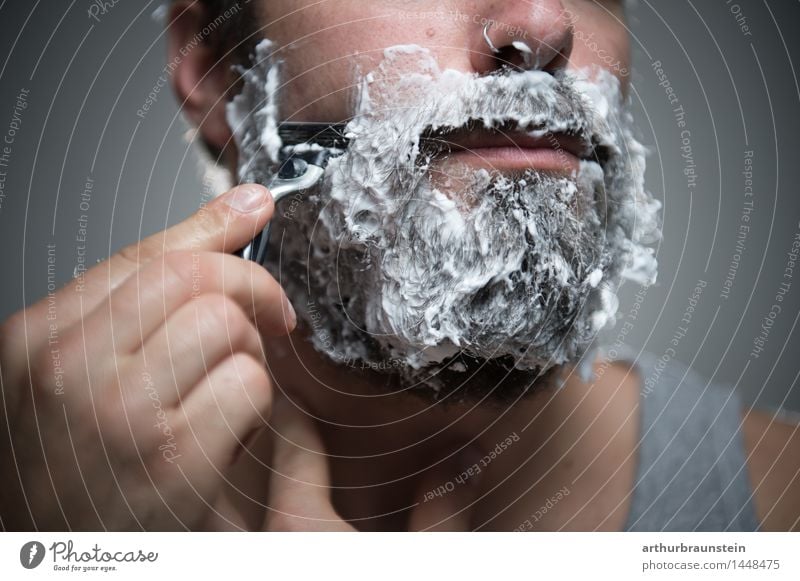Mann bei Gesichtspflege Körperpflege Haare & Frisuren Rasieren Mensch maskulin Junger Mann Jugendliche Erwachsene Leben Bart 1 30-45 Jahre Schmuck Piercing