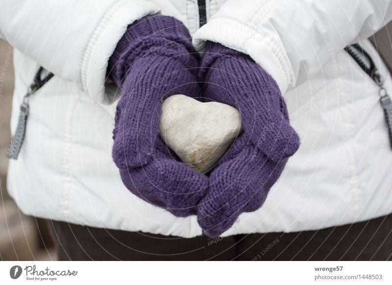 Fundsache Mensch feminin Frau Erwachsene Weiblicher Senior 1 Handschuhe Stein Herz fest kalt violett schwarz weiß hart herzförmig Fundstück fantastisch zeigen
