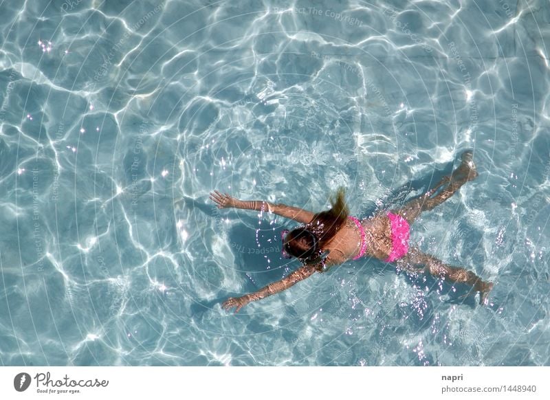 Pooltreiben feminin Mädchen Jugendliche Leben 1 Mensch 8-13 Jahre Kind Kindheit 13-18 Jahre Wasser Sommer Wärme Schwimmbad Bikini langhaarig Erholung Fitness