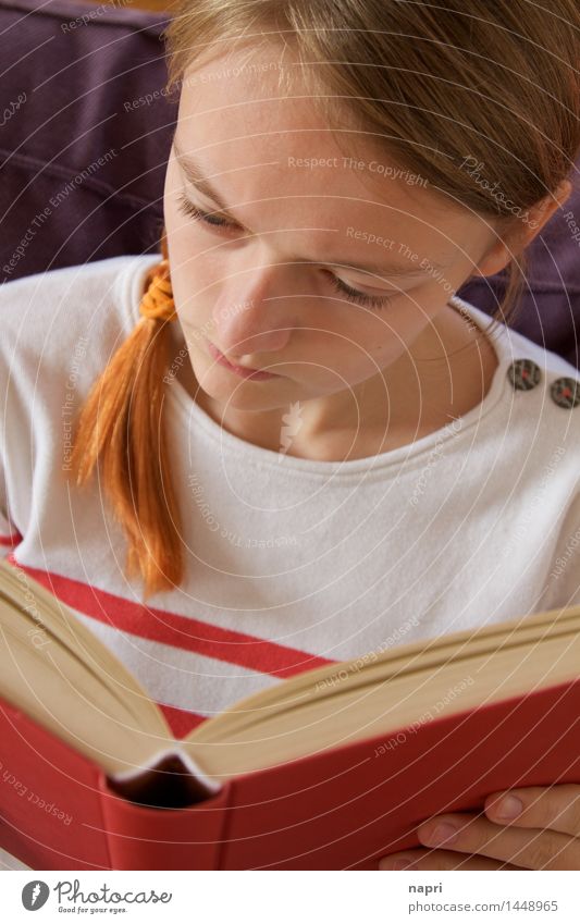 Lies mal wieder Bildung Schüler feminin Jugendliche 1 Mensch 13-18 Jahre Buch lesen lernen authentisch aufregend Konzentration Farbfoto Innenaufnahme Tag