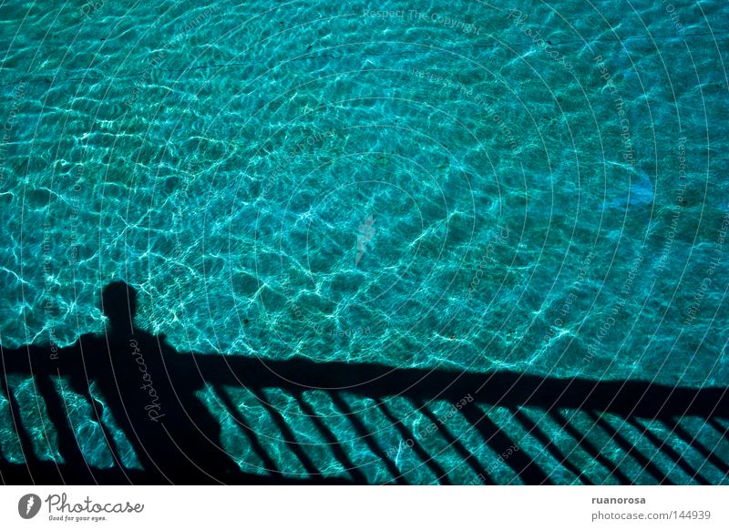 Wasser Teich Schatten Brücke Treppengeländer Mann Mensch Schwimmbad Springbrunnen Wasserfontäne Sommer blau verflossen Windstille Gelassenheit Erfrischung