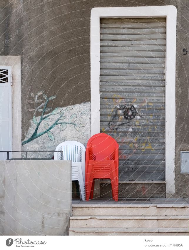 ROT rot grau Sessel 2 Wandmalereien Stuhl weiß Möbel Italien Stapel Tür Statue Einsamkeit