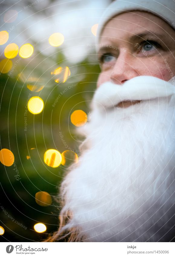 Nikolaus Weihnachten & Advent Weihnachtsmann Gesicht Bart 1 Mensch Vollbart Unschärfe Lichtpunkt Lächeln Blick Freundlichkeit Gefühle Stimmung Vorfreude