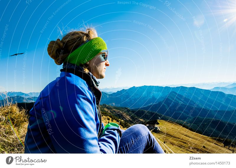 Das ist doch der Gipfel! Freizeit & Hobby Berge u. Gebirge wandern feminin 1 Mensch 18-30 Jahre Jugendliche Erwachsene Sträucher Alpen Jacke Sonnenbrille