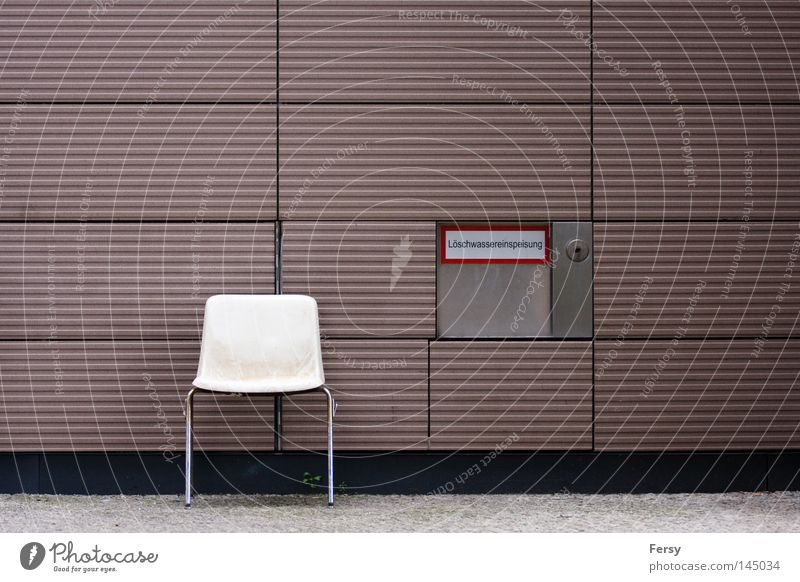 dein platz Stuhl abstrakt Wand Feuerlöscher Hinweisschild street Mauer