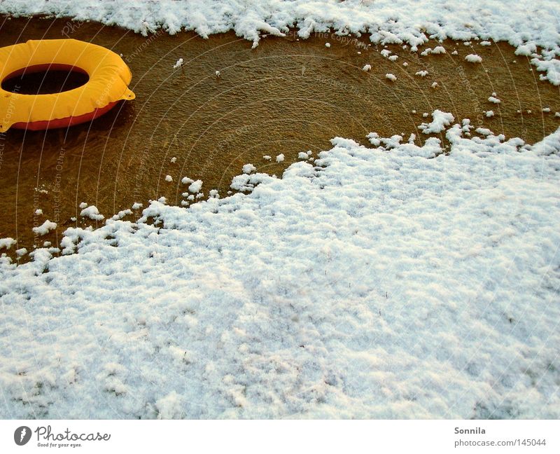 Hot Winter Schwimmhilfe rund gelb Kreis Schwimmweste Schnee weiß kalt Eis gefroren See Physik Freizeit & Hobby Sehnsucht Wärme Sommersehnsucht