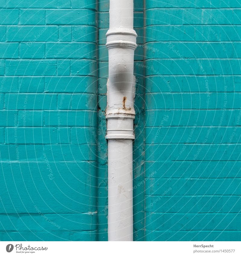 Fallrohr in Türkis London Stadtzentrum Bauwerk Gebäude Mauer Wand Fassade Dachrinne türkis weiß Wasserrohr Backsteinwand Backsteinfassade gemauert Farbe