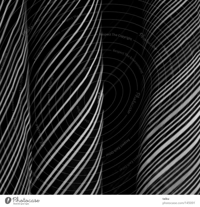 DRESS Kleid Streifen gestreift Linie Schwarzweißfoto Falte schwarz diagonal Kleiderbügel hängen Muster Bekleidung nz-fashion ...