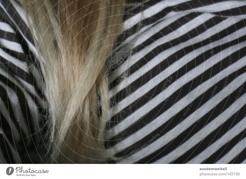 hairy day Frau feminin lang blond Pullover Streifen schwarz weiß wenige selten Bekleidung Haare & Frisuren liegen Brust Arme ist mehr