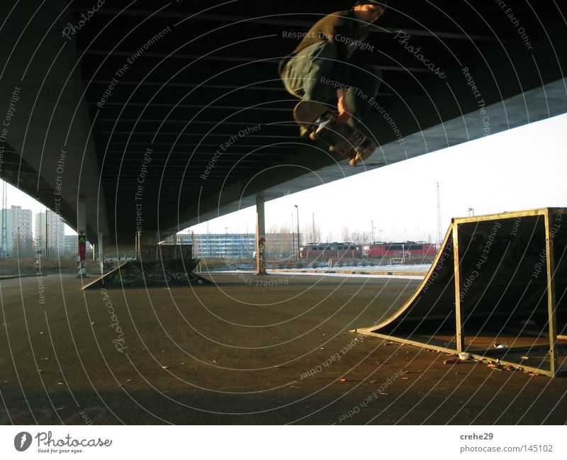 In The Ghetto Straßenkunst Brücke Skateboard Skateboarding Stadt springen Licht Schatten Blick Freude Freizeit & Hobby