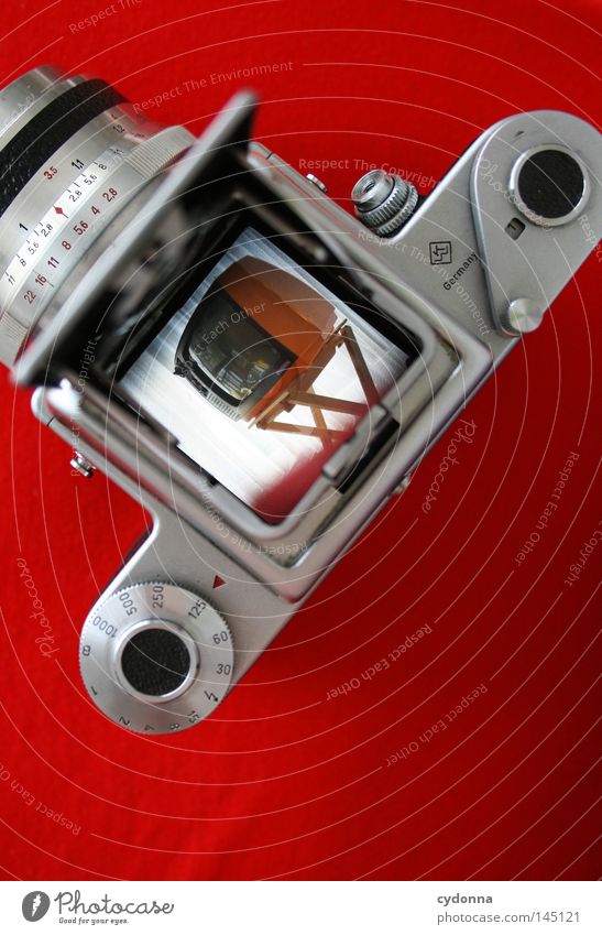 cydonna goes Rollfilm Farbfoto Detailaufnahme Experiment Textfreiraum unten Fernseher Fotokamera Technik & Technologie retro rot planen Zeit Sucher analog