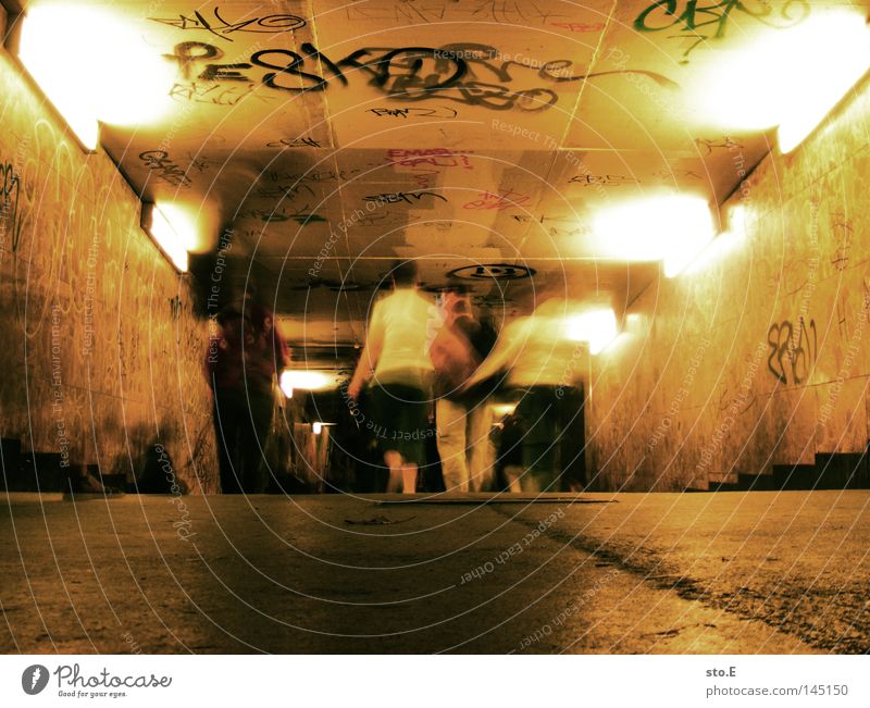 greifswalder str. Durchgang passieren Fußgänger Mensch gehen Tunnel Beton trist Muster Licht erleuchten Wand Wandmalereien grell dunkel Unschärfe