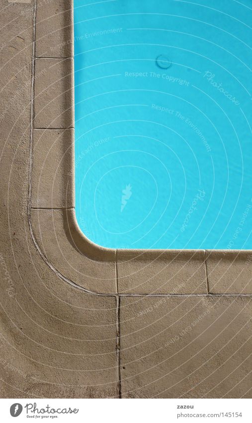 Motel Pool Farbfoto Außenaufnahme Detailaufnahme Tag Bad Schwimmbad Wasser blau Becken Resort verfallen