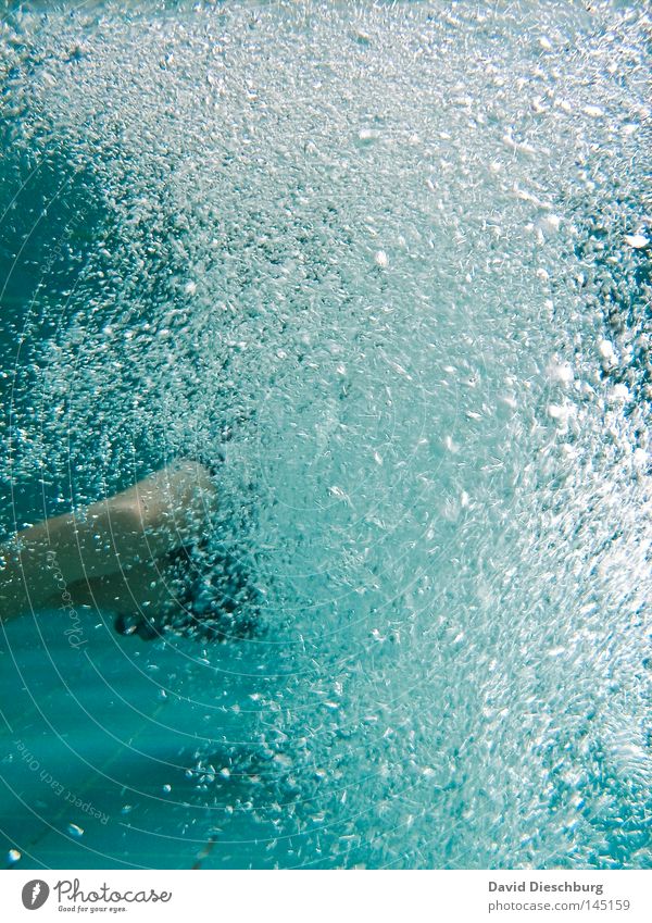 Mit Sprudel Unterwasseraufnahme Luftblase Wasser Schwimmen & Baden tauchen Wasserwirbel 1 Mensch einzeln Beine Schwimmbad Textfreiraum oben Textfreiraum rechts