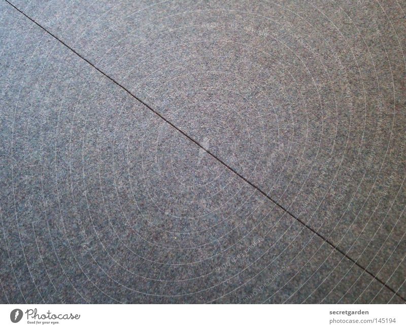 eine gerade linie fahren. Geometrie verbinden Teilung Dreieck rein Schnur Teppich Naht Nähen grau Sauberkeit leer Linie Verbindung Perspektive Detailaufnahme
