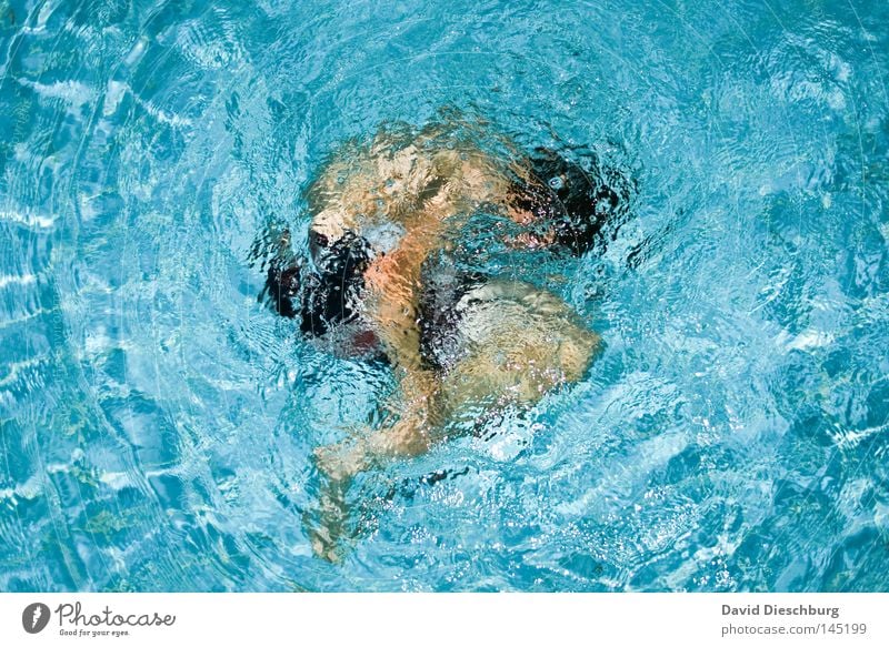 Embryonalstellung Jugendliche Ein junger erwachsener Mann 1 Mensch einzeln zusammengerollt Schwimmen & Baden tauchen Wasseroberfläche Wasserwirbel