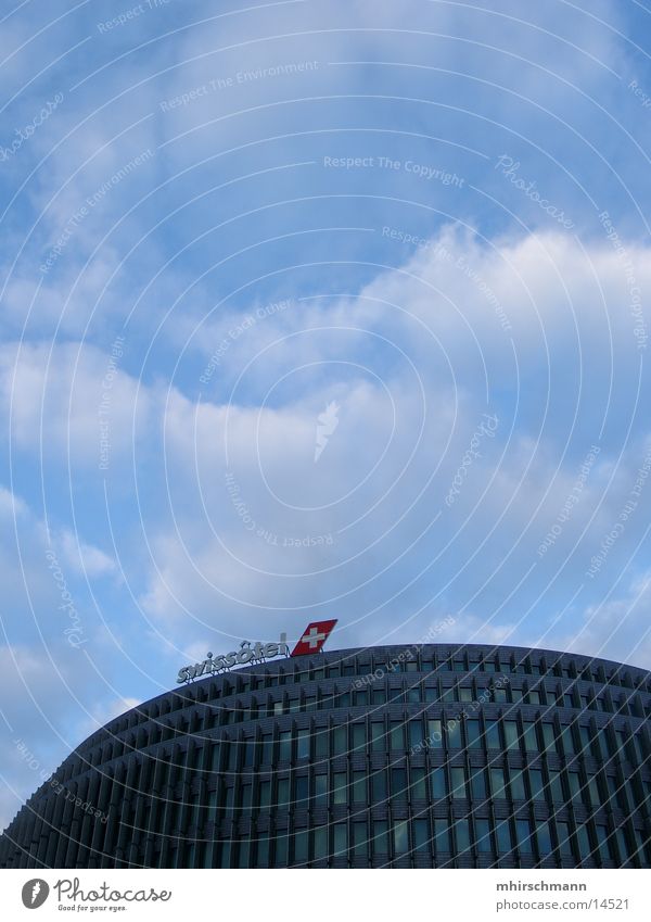 swissotel Gebäude Hotel Hochhaus Wolken Schweiz Architektur Himmel Rücken blau