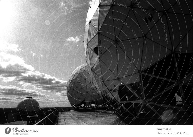 Spaceballs I Grunewald USA Radarstation Ball Kugel Geräusch Stimmung Kontrolle unheimlich Dach Wind verfallen Einsamkeit zerstören Schwarzweißfoto Teufelsberg