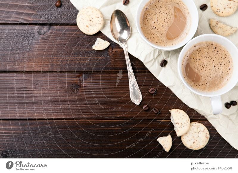 Kaffee mit Keksen Lebensmittel Teigwaren Backwaren Süßwaren Ernährung Kaffeetrinken Getränk Heißgetränk Kakao Latte Macchiato Tasse Löffel Lifestyle