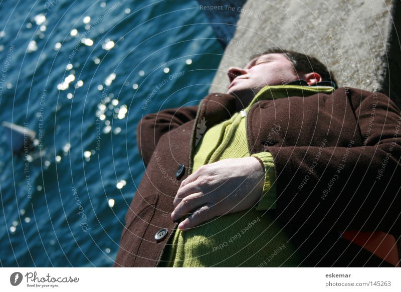 Siesta Mann liegen Mauer Meer Pause Erholung Mittagsschlaf schlafen Sonnenbad Wasser See Seeufer 50 Plus schwarzhaarig Natur Haare & Frisuren maskulin