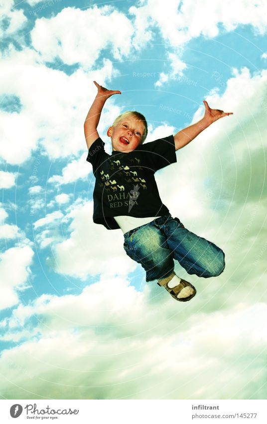 Ich kann fliegen Junge Kind springen aufwärts Himmel Wolken hüpfen Übermut wild Freude hoch oben Funsport Luftverkehr Fly Sky