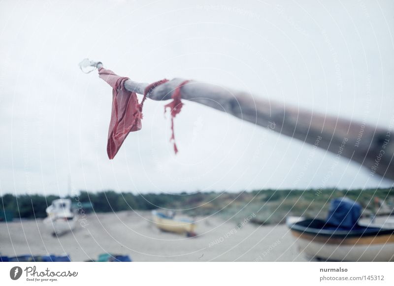 Fischers Place Strand Polen polnisch Russland Grenze Fahne Wasserfahrzeug Sand Einsamkeit Menschenleer Geruch fischig Regen grau trist Farblosigkeit Meer Ostsee
