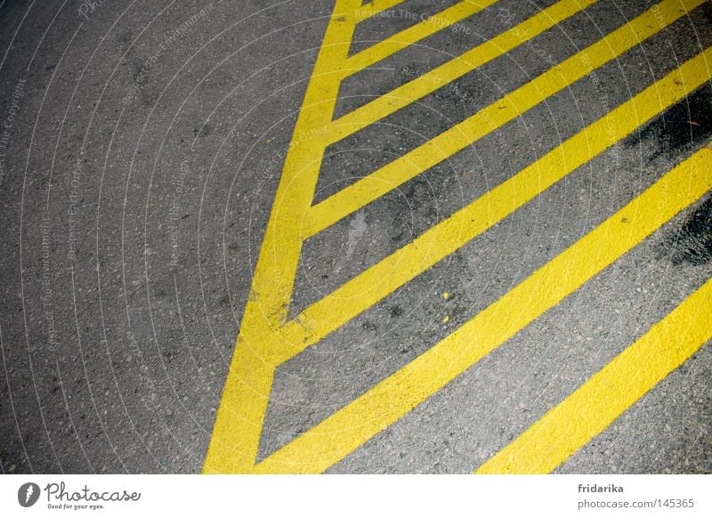 gestreift Verkehr Verkehrswege Straße Wege & Pfade Streifen gelb grau quer diagonal Haltestelle Farbfoto Außenaufnahme Textfreiraum links Tag Bildausschnitt