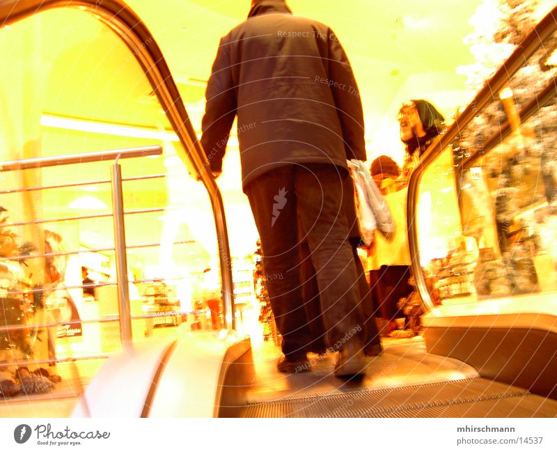 weihnachtseinkauf #3 kaufen Douglas gelb Rolltreppe gehen Mensch Weihnachten & Advent Ladengeschäft Bewegung Händler