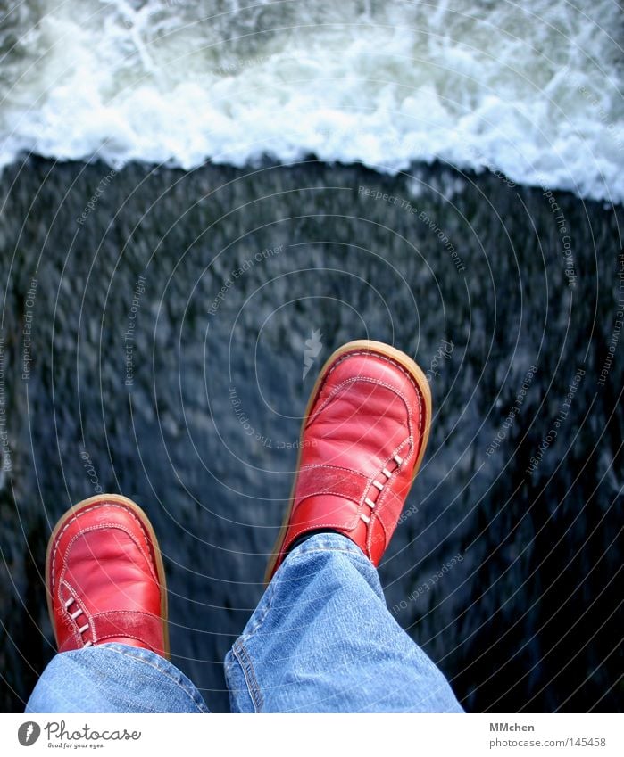 jump! Am Rand Mauer Schuhe Überschreitung rot Wut Ärger Wasser Fluss Stein Felsen Brücke Jeanshose übergetreten rote Schuhe Angsthase spring´doch! Traurigkeit