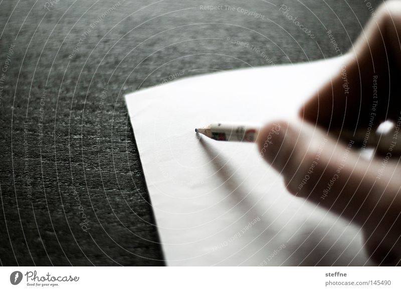 Randnotiz Tisch Hand Musiknoten Papier Zettel Schreibstift Holz Schriftzeichen Kommunizieren schreiben Schriftstück Bleistift erinnern Anordnung Haushalt