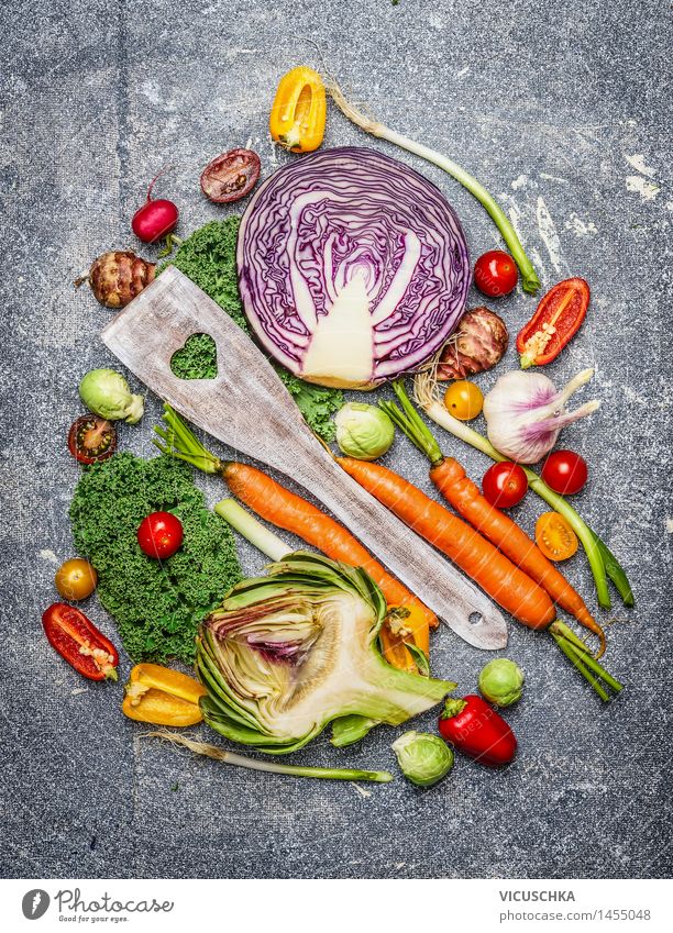 Frisches Gemüse mit Kochlöffel auf rustikalem Hintergrund Lebensmittel Salat Salatbeilage Ernährung Mittagessen Abendessen Bioprodukte Vegetarische Ernährung