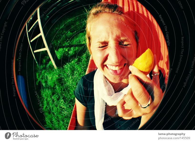 SAUER MACHT LUSTIG Zitrone Vitamin C verrückt Aktion Unsinn Frau Jugendliche Grimasse Verzerrung Hängematte Sommer Sonne Freibad Wiese Fischauge rund
